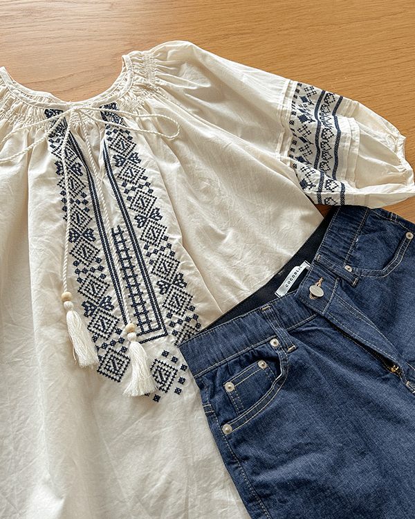 オリビア刺繍ブラウス