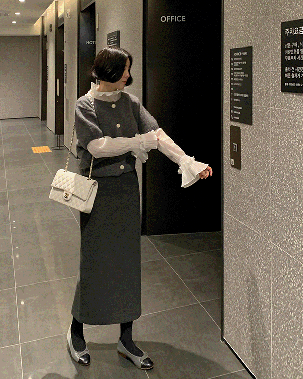 シンプルな毛織スカート