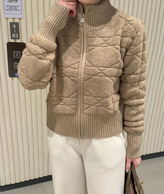 ルイニットジップアップ