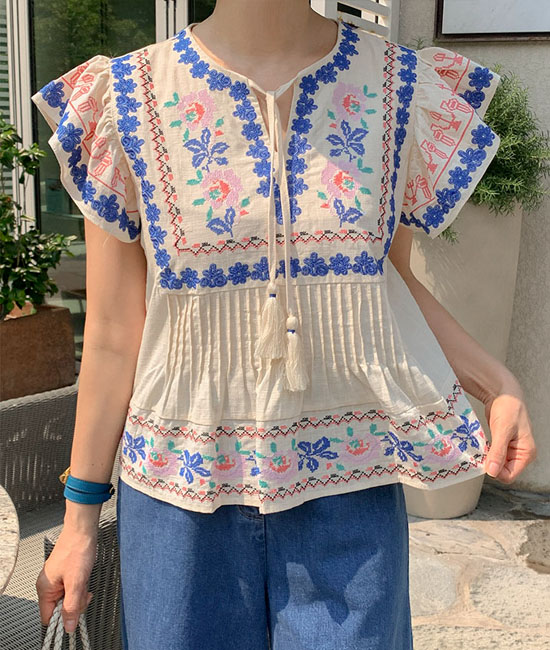 フローラル刺繍ブラウス