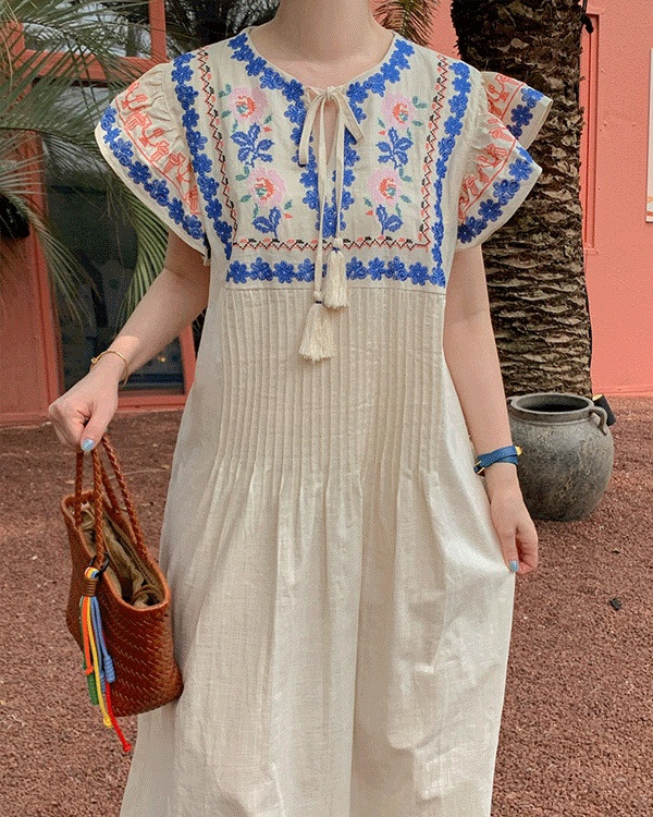 フローラル刺繍ワンピース