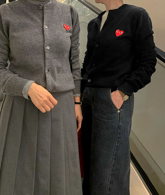 [ココブラックXコムデガルソング]レッドハートワッペンラウンドネックウール100カーディガン