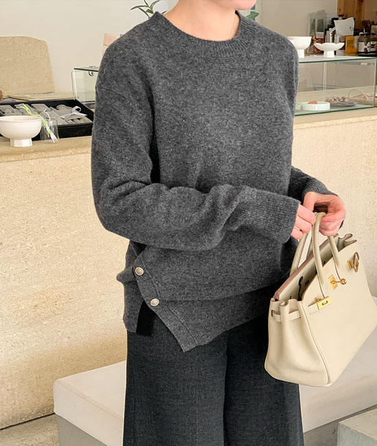 ゴールドボタンメリーノールニット