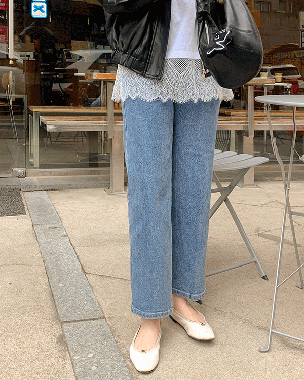 すっきりとしたストレートデニムパンツ