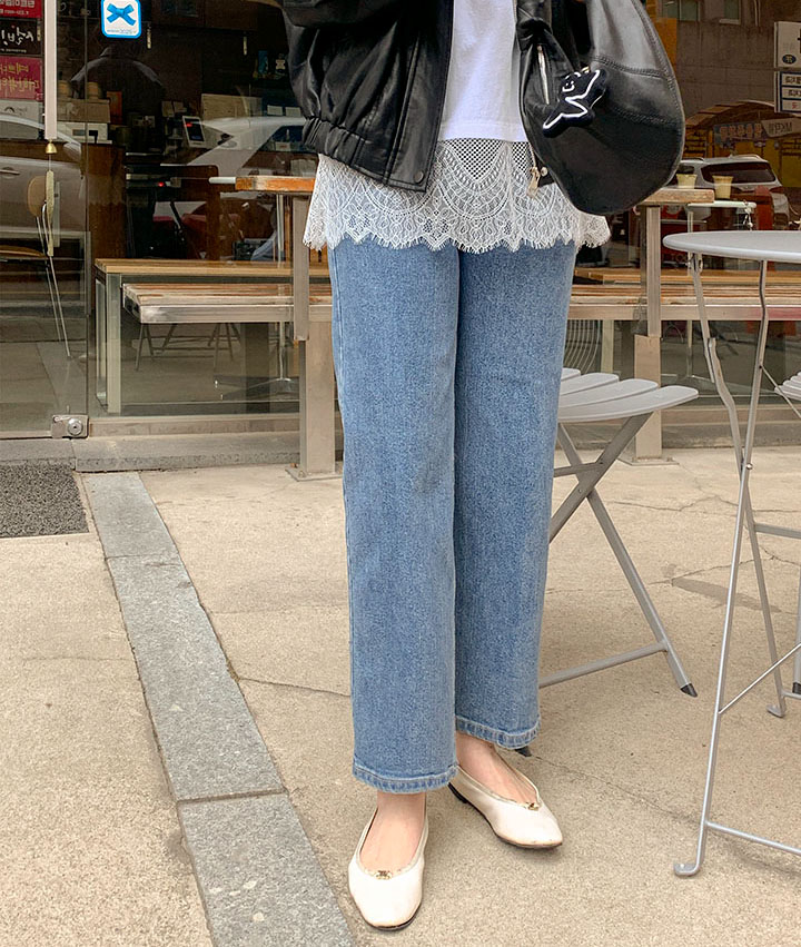 すっきりとしたストレートデニムパンツ